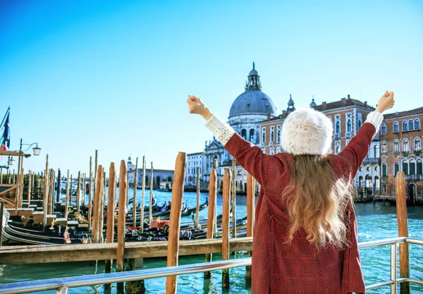 Модная туристическая женщина в Венеции, Италия зимой радуется — стоковое фото