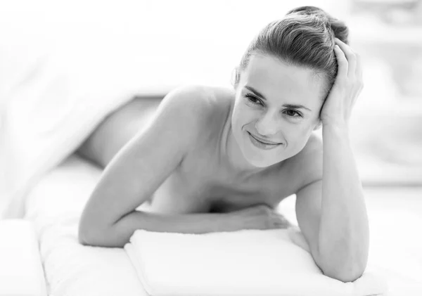 Portrait Jeune Femme Heureuse Posée Sur Une Table Massage — Photo