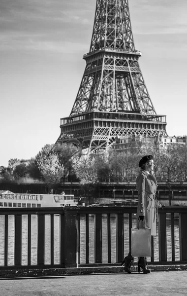 Žena stojící na nábřeží poblíž Eiffelova věž v Paříži — Stock fotografie