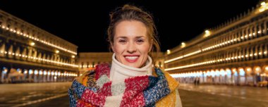 Venedik, İtalya San Marco meydanında kış turist kadına