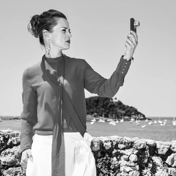Donna a Donostia, Spagna scattare foto con macchina fotografica digitale — Foto Stock
