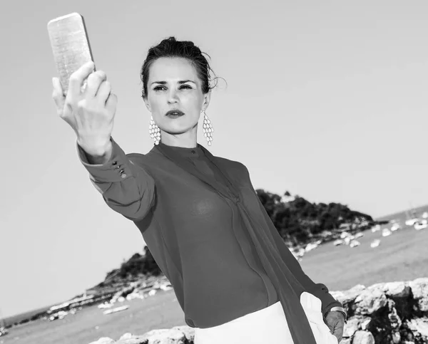 Mulher de turista em Donostia, Espanha com smartphone tomando selfie — Fotografia de Stock