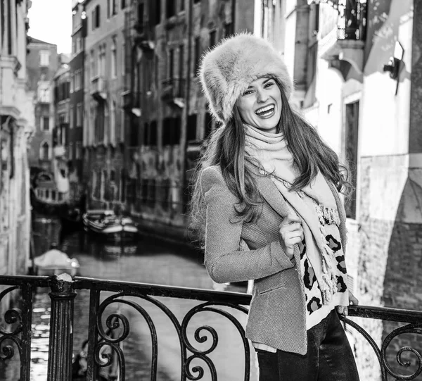 冬の遠足を持つイタリアのベニスで幸せ観光女性 — ストック写真