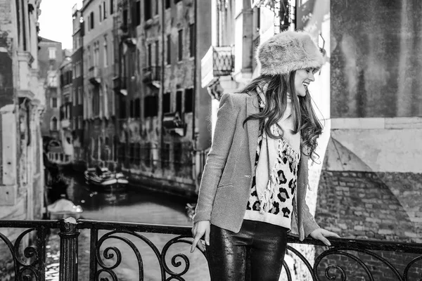 Turistické žena v Benátkách v zimě s exkurze — Stock fotografie