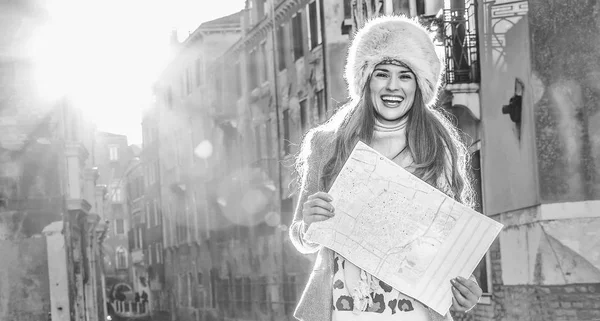 Glückliche junge Frau in Venedig, Italien im Winter mit Karte — Stockfoto
