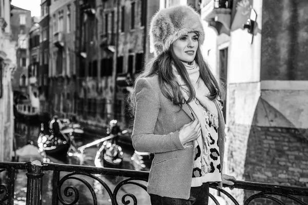 Moderna Turista Donna Pelliccia Cappello Venezia Italia Inverno Guardando Lontananza Fotografia Stock