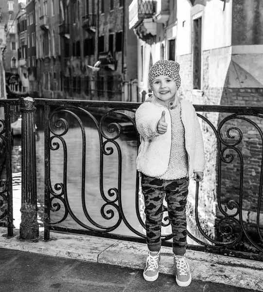 Venetië Buiten Gebaande Paden Volledige Lengte Portret Van Moderne Kind — Stockfoto