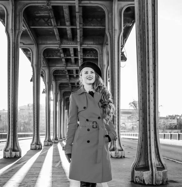 Mulher turística elegante feliz em Paris olhando para a distância — Fotografia de Stock