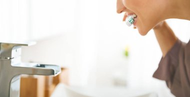 Dişlerini fırçalayan genç bir kadın