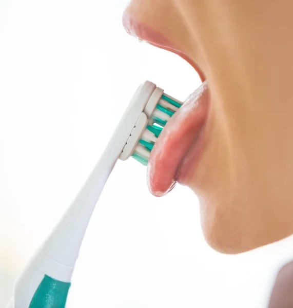 Tatlı Genç Kadın Diş Fırçası Kullanarak Dil Temizliği — Stok fotoğraf