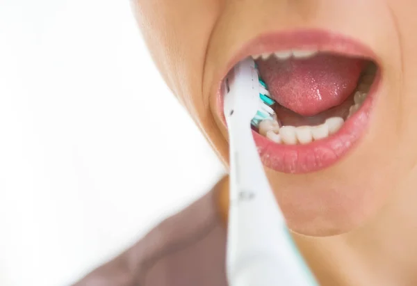 Primer Plano Joven Mujer Cepillándose Los Dientes —  Fotos de Stock