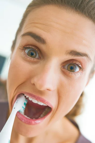 Забавный Портрет Молодой Женщины Интенсивно Чистящей Зубы — стоковое фото