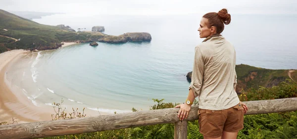 Naturaleza España Visto Desde Atrás Senderista Mujer Sana Mirando Paisaje —  Fotos de Stock