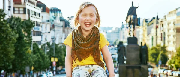 Esprit Vieille Europe Prague Portrait Enfant Moderne Souriant Sur Place — Photo