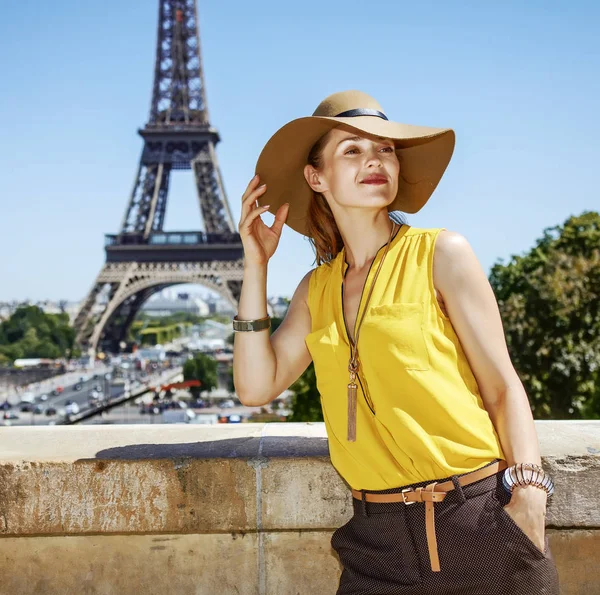 Divertirsi Vicino Punto Riferimento Fama Mondiale Parigi Rilassato Giovane Donna — Foto Stock