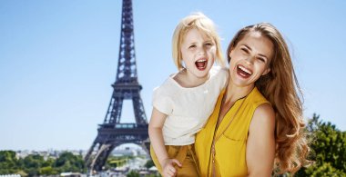 Eğleniyor Paris dünya ünlü dönüm noktası yakın zaman. Neşeli anne ve kızı turistler eğleniyor portre zaman Eyfel Kulesi karşı