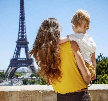 Eğleniyor Paris dünya ünlü dönüm noktası yakın zaman. Anne ve çocuk Eyfel Kulesi Eyfel Kulesi önünde bakarak arkasından gördüm