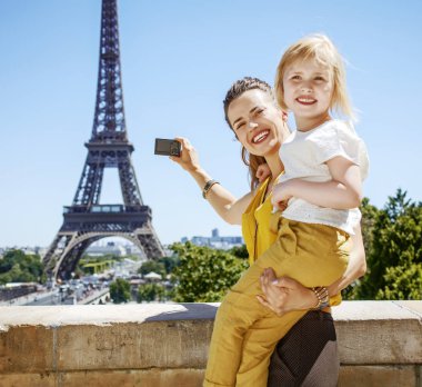 Eğleniyor Paris dünya ünlü dönüm noktası yakın zaman. Mutlu anne ve kızı alarak fotoğraf Paris, Fransa'da dijital fotoğraf makinesi ile portre