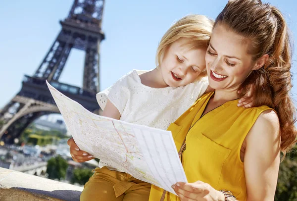 玩乐时间在巴黎的世界著名地标附近 微笑的母亲和女儿游览景点在巴黎 — 图库照片