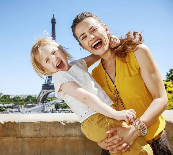 玩乐时间在巴黎的世界著名地标附近 开朗的妈妈和孩子拥抱在法国巴黎的肖像 — 图库照片