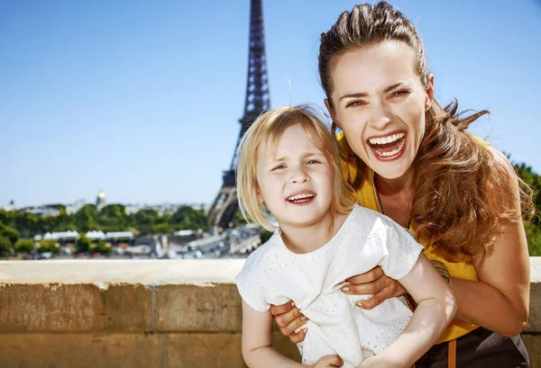 玩乐时间在巴黎的世界著名地标附近 肖像的开朗的妈妈和女儿游客玩乐时间在巴黎 — 图库照片
