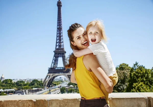 玩乐时间在巴黎的世界著名地标附近 在巴黎 法国中拥抱快乐的母亲和儿童游客的肖像 — 图库照片