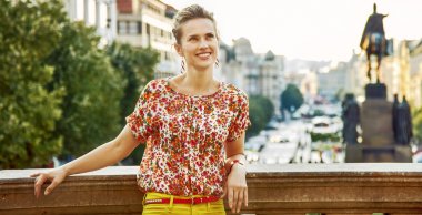 Prag'da eski Avrupa ruhu. mesafe içine bakarak gülümseyen modern turist kadın Wenceslas Meydanı Prag, Çek Cumhuriyeti