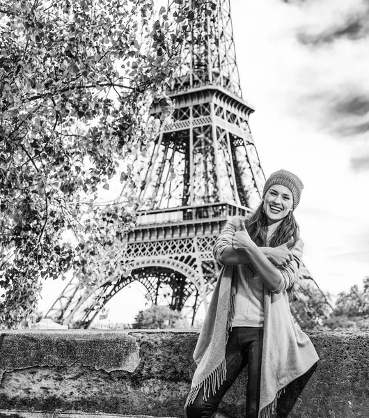 Retrato Comprimento Total Sorrir Jovem Turista Aterro Paris França Mostrando — Fotografia de Stock