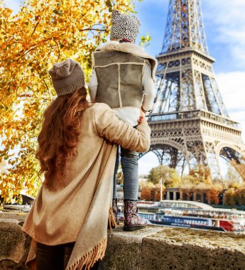 Eyfel Kulesi arıyor Dolgu Paris, Fransa'da anne ve çocuk yolcular arkasından gördüm