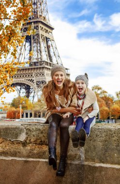 Anne ve çocuk turistler eğleniyor setin Paris, Fransa'da üzerinde gülümseyen portresi zaman
