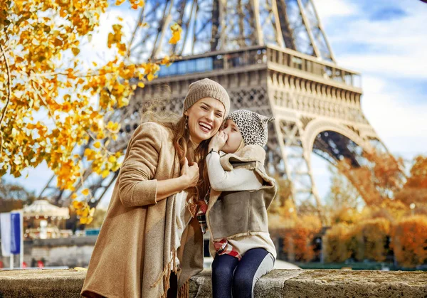 Portrait Daughter Whispering Something Smiling Mother Embankment Eiffel Tower Paris — Stock Photo, Image