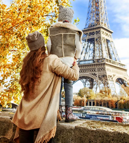Visto Trás Mãe Criança Viajantes Aterro Paris França Olhando Para — Fotografia de Stock