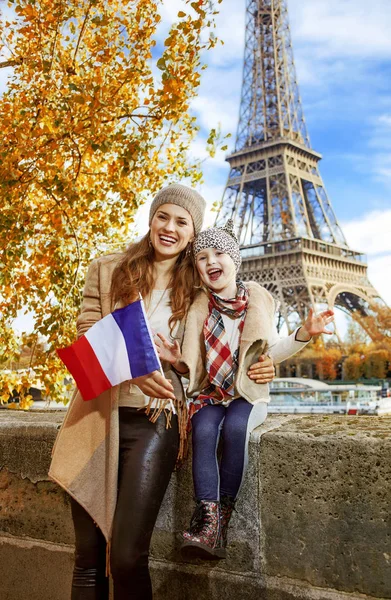 在法国巴黎的路堤上 快乐的母亲和儿童旅客的肖像显示国旗 — 图库照片