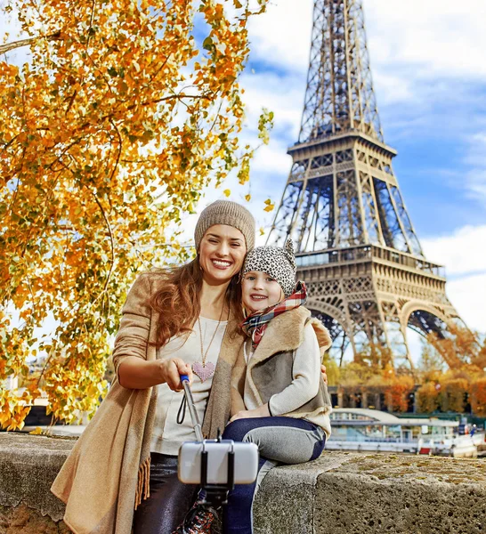 Leende Mor Och Barn Resenärer Vallen Paris Tar Selfie Använder — Stockfoto