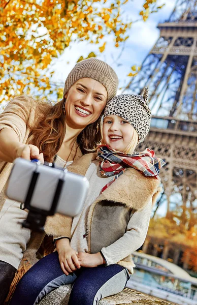 Улыбающиеся Мать Дочь Путешественники Набережной Париже Франция Делая Селфи Помощью — стоковое фото