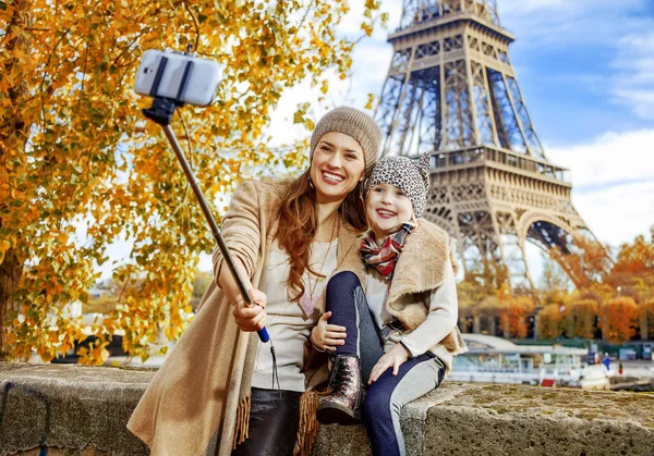 Счастливая Мать Ребенок Туристов Набережной Возле Эйфелевой Башни Париже Франция — стоковое фото