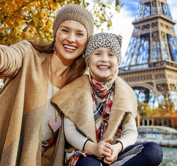 Smiling Mother Daughter Tourists Embankment Eiffel Tower Paris France Taking — Stock Photo, Image