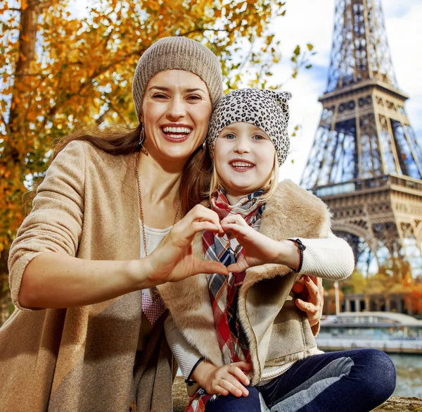 Porträtt Lycklig Mor Och Dotter Turister Vallen Nära Eiffeltornet Paris — Stockfoto
