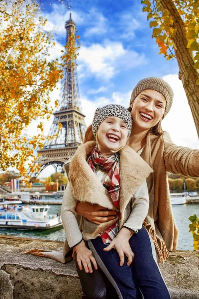 Lykkelig Mor Barn Rejsende Dæmning Nær Eiffeltårnet Paris Frankrig Tager - Stock-foto