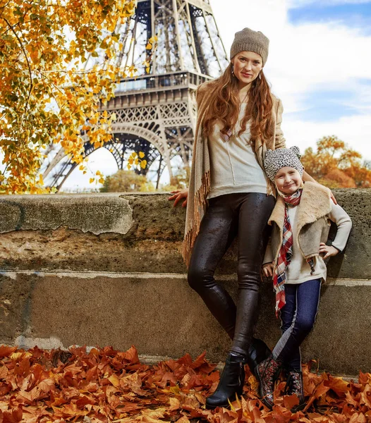 Setin yakınındaki Eyfel Kulesi Paris, Fransa'da mutlu anne ve çocuk gezginler tam uzunlukta portresi