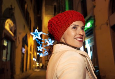 Gezi Floransa'da Noel anda ilham dolu. Gizemli Noel Floransa, İtalya sokaklarında etrafında gülümseyen modern kadın yürüyüş