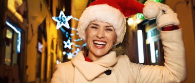 Gezi Floransa'da Noel anda ilham dolu. Floransa, İtalya ile Noel şapka oynarken Noel'de Noel şapka neşeli genç kadın portresi