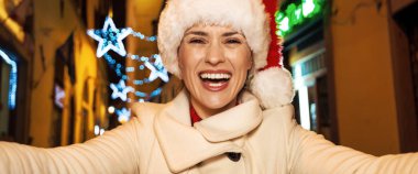 Gezi Floransa'da Noel anda ilham dolu. Genç kadında mutlu: Floransa, İtalya alarak selfie Noel şapka