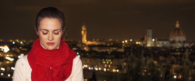 Gezi Floransa'da Noel anda ilham dolu. Noel şapka panoramik Floransa önünde dalgın genç kadın portresi