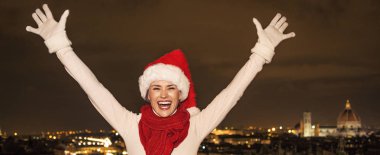 Gezi Floransa'da Noel anda ilham dolu. Noel şapka Piazzale Michelangelo, Floransa, İtalya sevinç içinde gülümseyen genç kadın