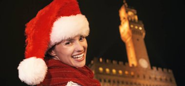Gezi Floransa'da Noel anda ilham dolu. Floransa, İtalya Palazzo Vecchio önünde Noel şapkalı gülümseyen modern kadın portresi