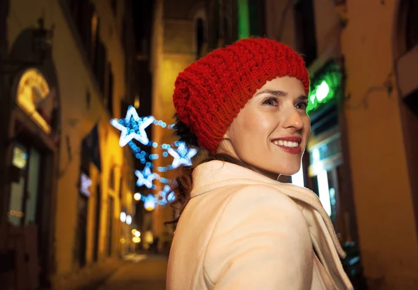 Gezi Floransa'da Noel anda ilham dolu. Gizemli Noel Floransa, İtalya sokaklarında etrafında gülümseyen modern kadın yürüyüş