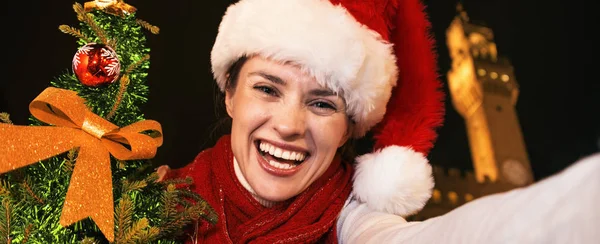 Ταξίδι Γεμάτο Έμπνευση Στο Χρόνο Χριστουγέννων Στη Φλωρεντία Γυναίκα Ευτυχισμένη — Φωτογραφία Αρχείου
