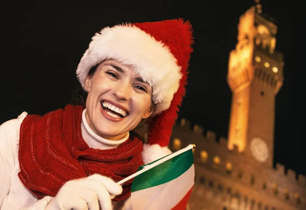 Gezi Floransa'da Noel anda ilham dolu. İtalyan bayrağı ile Floransa, İtalya Noel şapkalı gülümseyen genç kadın portresi