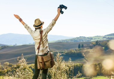 Tuscany büyülü manzarasını keşfetmek. Tuscany'de sevindirici dürbünle hiking çanta ile kadın uzun yürüyüşe çıkan kimse arkasından gördüm